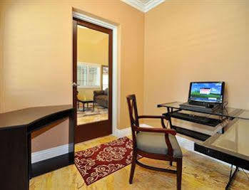 Hotel Western Burbank Airport 3*
